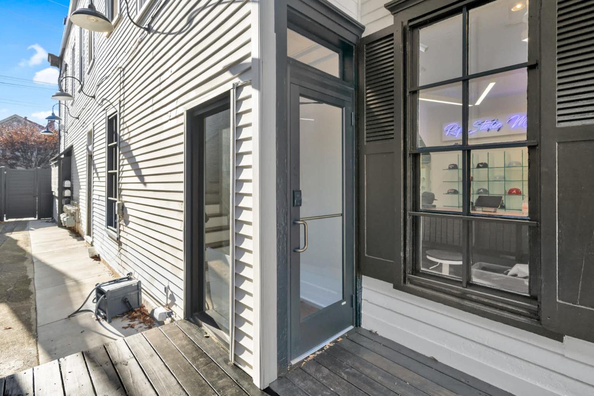 Charming Steps From Spots Apartment *