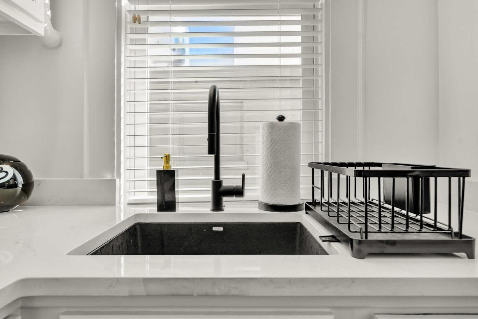 Charming Steps From Spots Apartment *