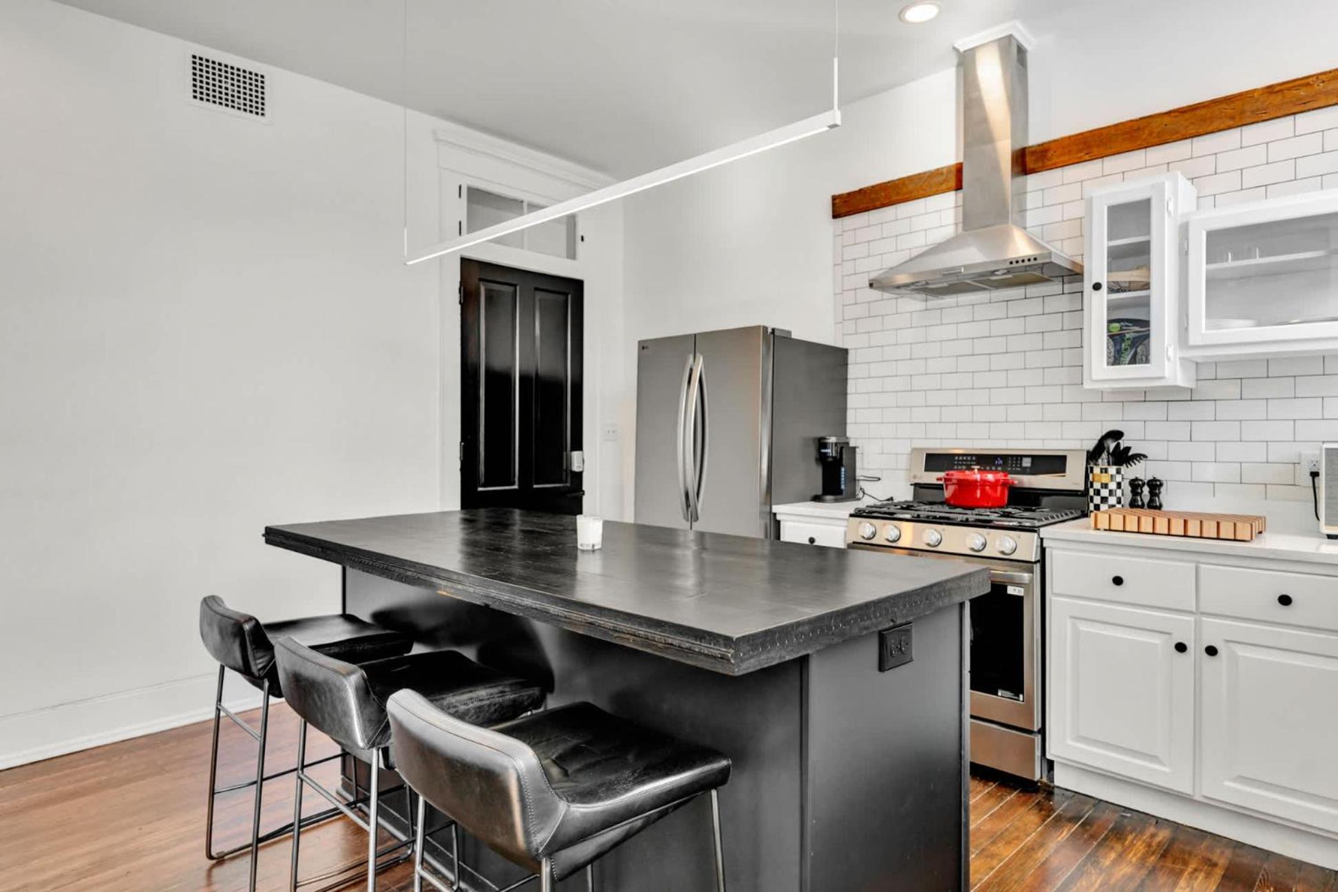 Charming Steps From Spots Apartment *